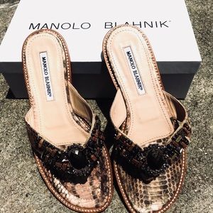MANOLO BLAHNIK
Brown Snakeskin Embellished Flats